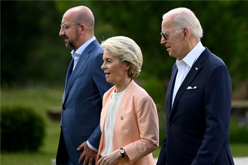 EU und USA legen Handelsstreit nicht bei Charles Michel (l-r), Präsident des Europäischen Rates, Ursula von der Leyen, Präsidentin der Europäischen Kommission (EU), und US-Präsident Joe Biden 2022 in Deutschland.