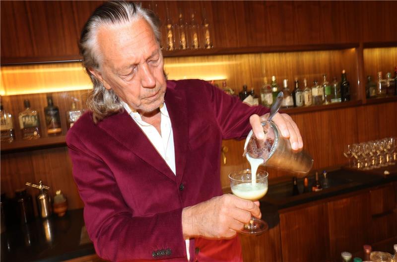 Wo „Classic Cocktails” zu Legenden wurden Charles Schumann mixt in seiner Bar in München «Swimming Pool».