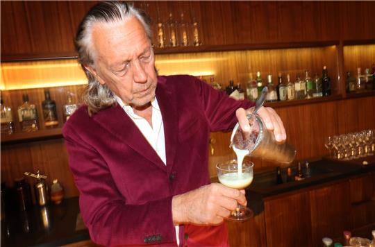 Charles Schumann mixt in seiner Bar in München «Swimming Pool».