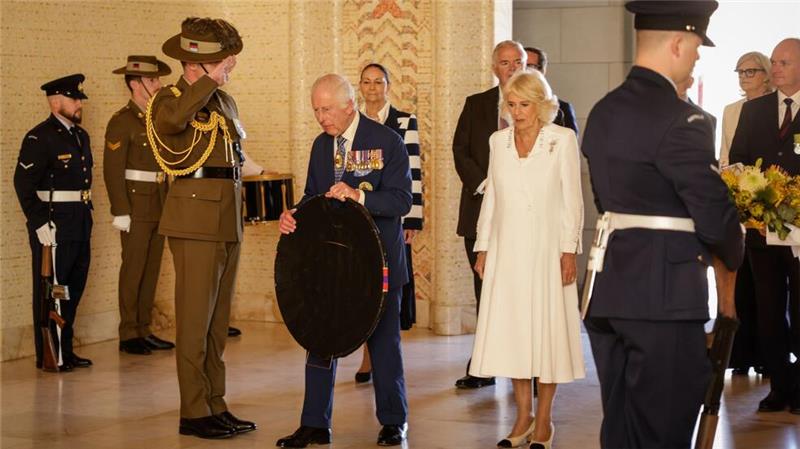 Charles und Camilla haben ihren Besuch in Canberra mit einer Kranzniederlegung begonnen.