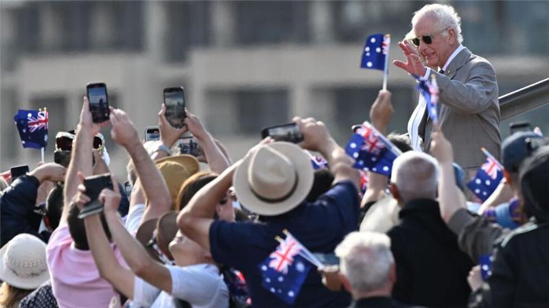 Charles und Camilla nahmen am Opernhaus von Sydney ein Bad in der Menge.