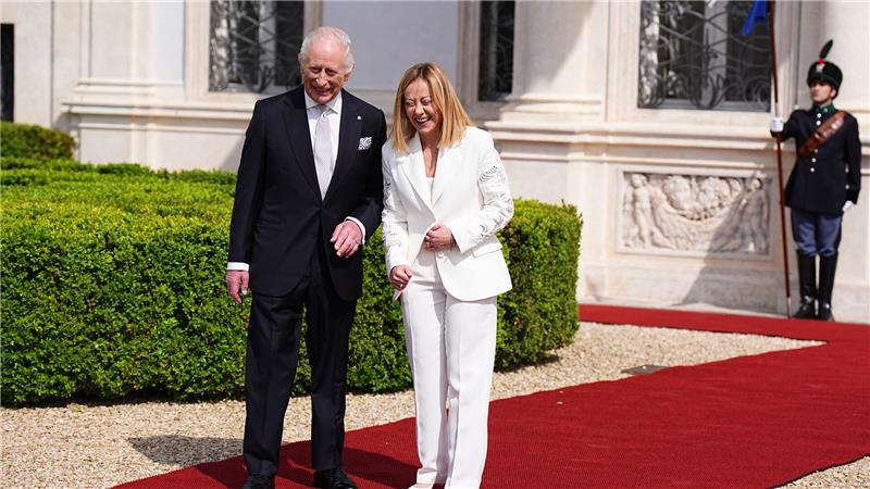 Charles und Italiens Regierungschefin Giorgia Meloni zeigten sich zusammen auf dem roten Teppich.