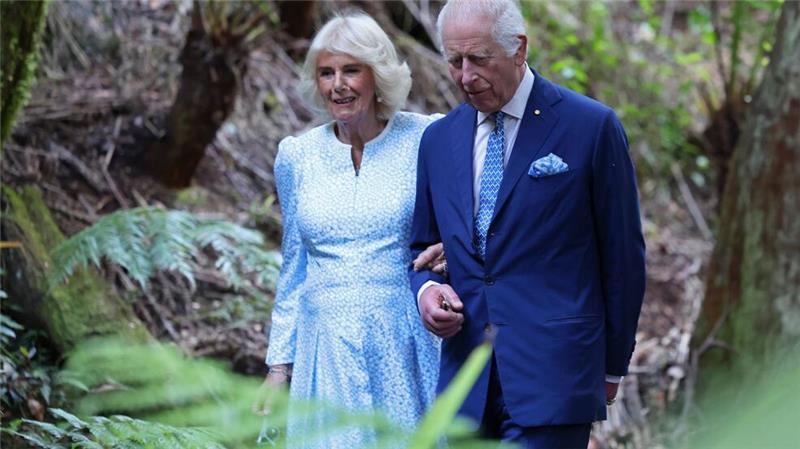 Charles wird von seiner Frau Königin Camilla begleitet.