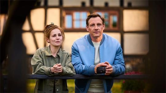Charlie (Josefine Preuß) und Moritz (Patrick Kalupa) stehen nebeneinander. Wie geht es mit den beiden weiter?