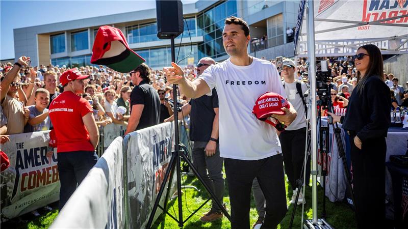 Charlie Kirk verteilt vor seiner Rede an der Utah Valley University Mützen. Kirk wurde bei der Veranstaltung erschossen.