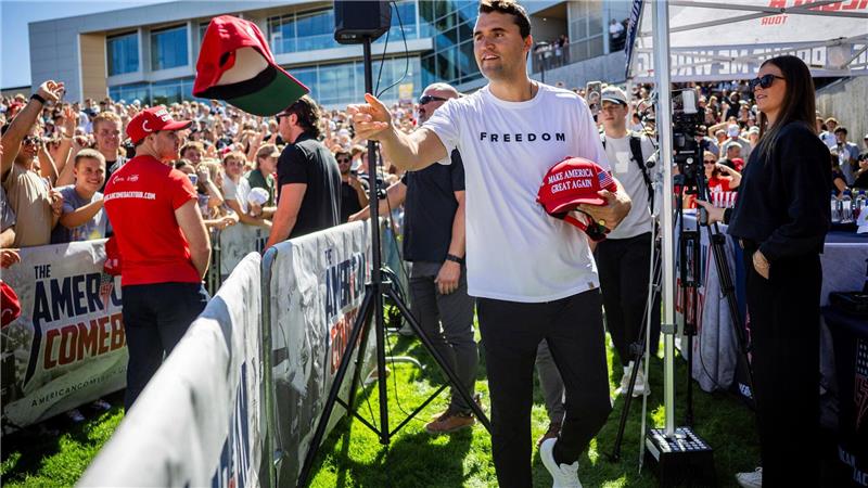 Charlie Kirk verteilte auf dem Campus im Utah Kappen mit der Aufschrift der Trump-Bewegung „Make America Great Again“.
