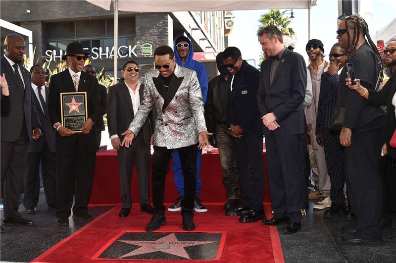 Charlie Wilson enthüllt Hollywood-Stern - Snoop Dogg dabei Charlie Wilson (vorne) war schon viele Male für den Grammy nominiert - nun bekommt er einen eigenen Stern in Hollywood.