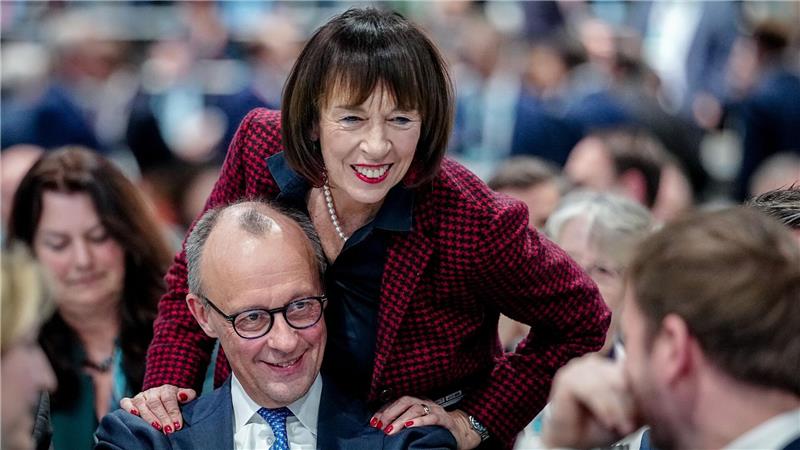Charlotte Merz und Bundeskanzler Friedrich Merz, CDU-Parteivorsitzender, warten beim CDU-Bundesparteitag bei der Wahl des Bundesvorsitzenden auf das Ergebnis. 