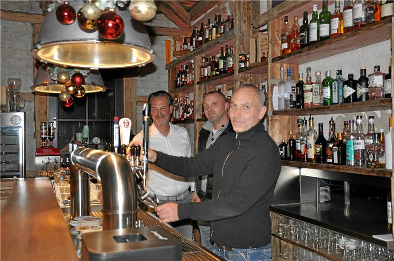 Charmantes Ambiente in Zeiten des Wandels (v. li.): Marc Pritzel, Sven Frohnmeyer und Sven Peemöller posieren fürs Foto hinter der einladenden Theke des „1894“ – jenes Gebäudes an der Rathausstraße, in dem früher das „Café Fricke“ untergebracht war. Foto: Heine
