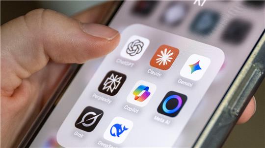 Auf einem Smartphone-Bildschirm sind mehrere KI-Anwendungen zu sehen,