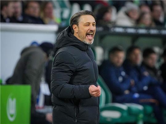 Chef-Trainer Niko Kovac von Wolfsburg reagiert an der Seitenlinie.