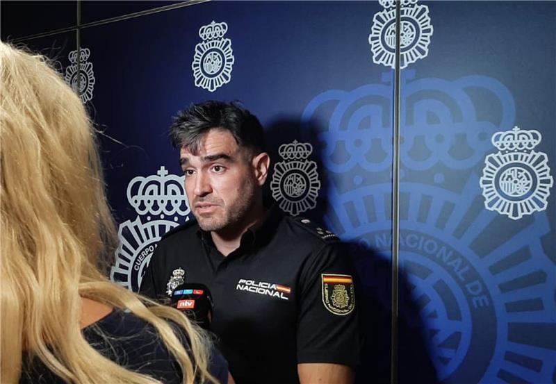 Chef der Mordkommission Angel Ruiz spricht zu den Medien in dem Fall des vor gut einem Jahr auf Mallorcas Flughafen-Autobahn zu Tode gekommenen Deutschen.