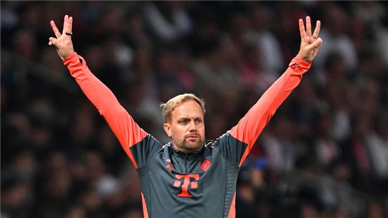 Chef für einen Abend: Kompany-Assistent Aaron Danks in Aktion.