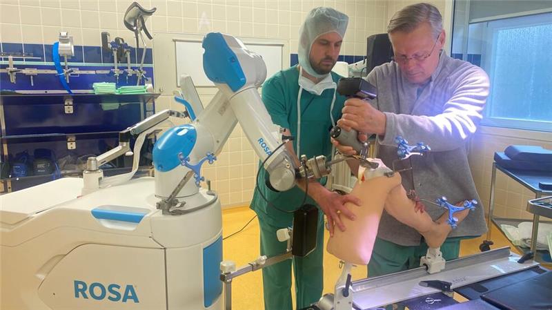 Asklepios-Klinik in Bad Harzburg testet den Knie-Roboter „Rosa“ Chefarzt Dr. Christian Liebau testet mit seinem Team in Bad Harzburg den neuen Roboter.