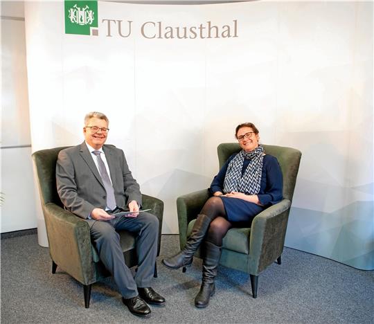 Chefarzt Dr. med. Thomas Wittlinger hat von Universitätspräsidentin Dr. Sylvia Schattauer die Bestellungsurkunde zum Honorarprofessor erhalten. Foto: Ernst/ TU Clausthal