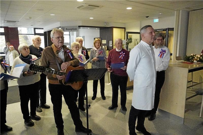 Harzburger Klinik-Adventsfeier verläuft anders als geplant Chefarzt PD Dr. Christian Liebau eröffnet den Nachmittag. Hinter ihm wartet bereits der Chor der Deutsch-Französischen-Gesellschaft auf seinen großen Auftritt. Foto: Schlegel
