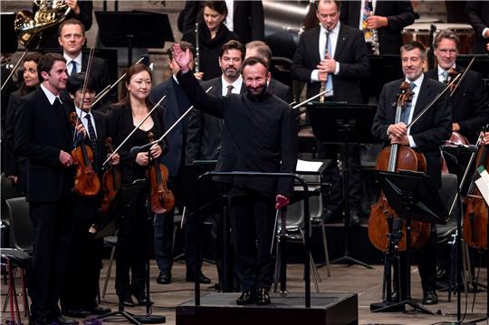 Chefdirigent Kirill Petrenko (m) mit den  Berliner Philharmonikern in der Waldbühne in Berlin.