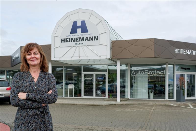 Autohaus Heinemann: 75 plus zwei Jahre Tradition Chefin Steffi Heinemann am Standort in Wernigerode. Foto: Frank Drechsler