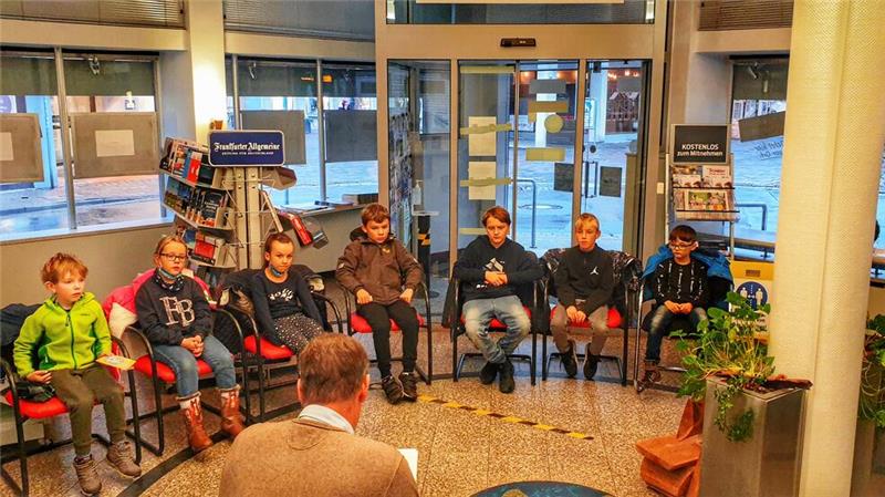 An 19 spannenden Orten hören Kinder Geschichten Chefredakteur Jörg Kleine liest beim Vorlesetag 2022 in den Räumlichkeiten der Goslarschen Zeitung aus Mark Twains „Tom Sawyer und Huckleberry Finn“ vor.
