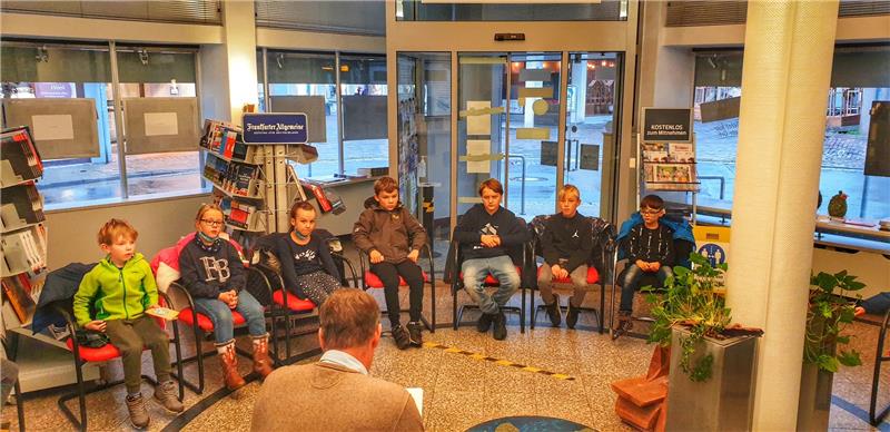Piraten-Abenteuer bei der Goslarschen Zeitung Chefredakteur Jörg Kleine liest in den Räumlichkeiten der Goslarschen Zeitung aus Mark Twains „Tom Sawyer und Huckleberry Finn“ vor. Foto: Fricke