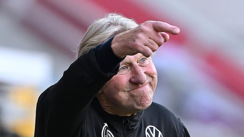 Aufatmen nach Schreck um Oberdorf bei DFB-Frauen Cheftrainer Horst Hrubesch hofft, dass bei Lena Oberdorf keine gravierende Verletzung vorliegt.