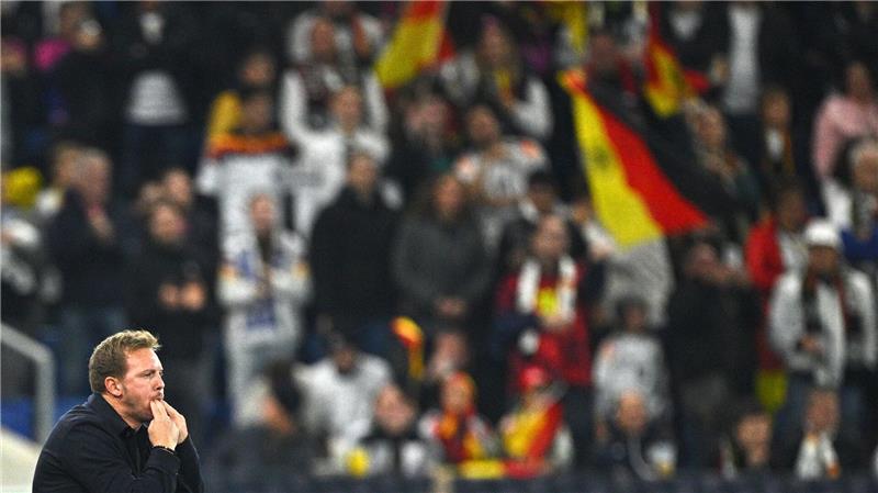 Cheftrainer Julian Nagelsmann pfeift beim Spiel gegen Luxemburg in Sinsheim.