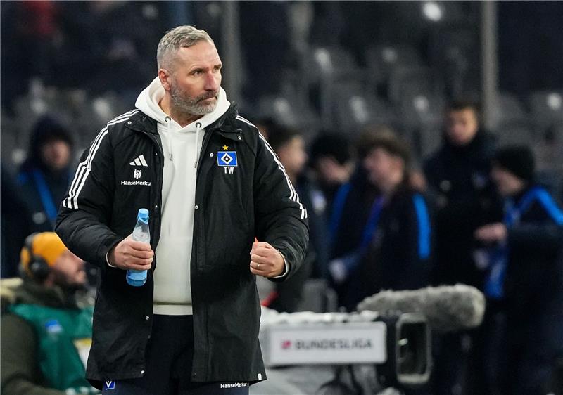 Cheftrainer Tim Walter vom HSV ballt zum Spielende die Fäuste.