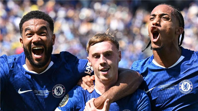 Chelsea-Jubel nach dem zweiten Treffer von Cole Palmer (M) mit Kapitän Reece James und Stürmer João Pedro, der später das 3:0 erzielte.
