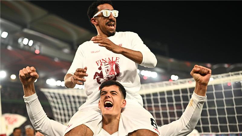 Chema Andres und Tiago Tomas vom VfB Stuttgart feiern nach dem Halbfinale im DFB-Pokal gegen den SC Freiburg den Sieg.