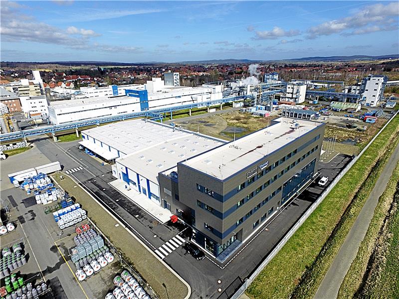 Funktioniert Wachstum mit Klimaschutz? Chemiebetriebe im Landkreis Goslar wie Albemarle in Langelsheim gehören zu den energieintensiven Branchen und zu den größten Arbeitgebern der Region. Foto: Archiv