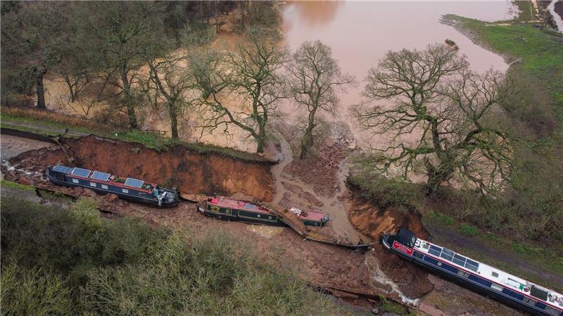 Chemiegebiet in Whitchurch unter Wasser: Erdrutsch sorgt für Großeinsatz