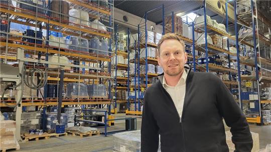 Chemitas-Chef Lennart Ermert verwaltet mit seinem Unternehmen an der Langen Wanne ein Lager mit rund 7000 Paletten-Stellplätzen.