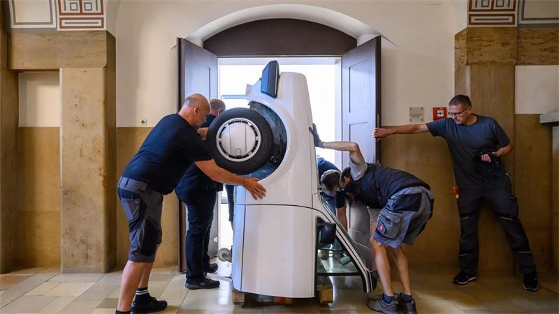 Chemnitz: Türen auf für den Polo – 1990er VW zieht in die Carl-H.-Hahn-Ausstellung im Rathaus ein