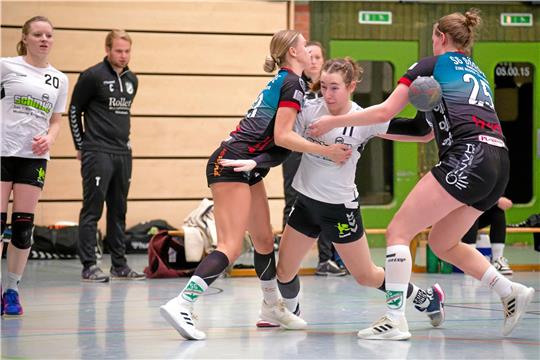 Chiara Härtel (am Ball) von der HSG Liebenburg-Salzgitter trifft in der vorigen Woche sieben Mal ins gegnerische Tor und ist damit erfolgreichste LiSa-Werferin. Hier eine Szene aus dem Spiel gegen die SG Börde. Foto: Drechsler