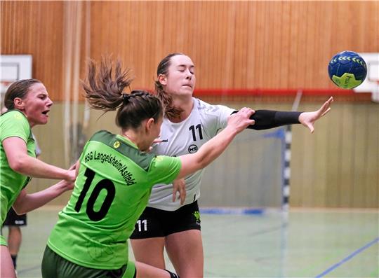 Chiara Härtel (re.) und die HSG Liebenburg-Salzgitter gehen zwar als klarer Außenseiter in das Spiel gegen die SG Börde, wollen aber am zuletzt guten Auftritt anknüpfen. Lea Busch (Nr. 10) spielt mit Langelsheim bei der HSG Oha. Foto: Drechsler