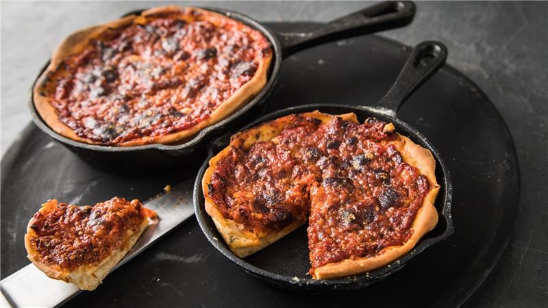 Chicago Deep Dish Pizza: hohe Kruste, reichlich Käse, vielfältige Beläge, einzigartiger Geschmack.