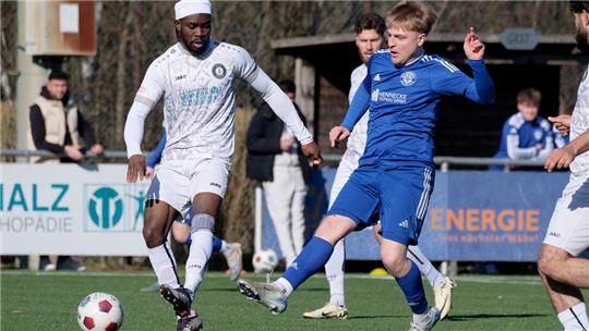 Chiemerie Nwankwo (l.) empfängt mit dem VfL Oker am Sonntag am Adenberg die schwer ausrechenbare 2. Mannschaft des MTV Wolfenbüttel.