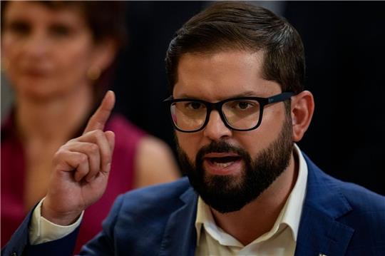 Chiles Präsident Gabriel Boric spricht während einer Zeremonie zur Ernennung neuer Kabinettsmitglieder.
