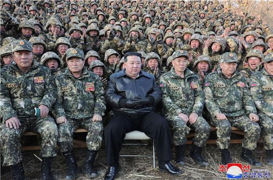China ist ein wichtiger Verbündeter der selbst ernannten Atommacht unter Machthaber Kim Jong Un (M.).