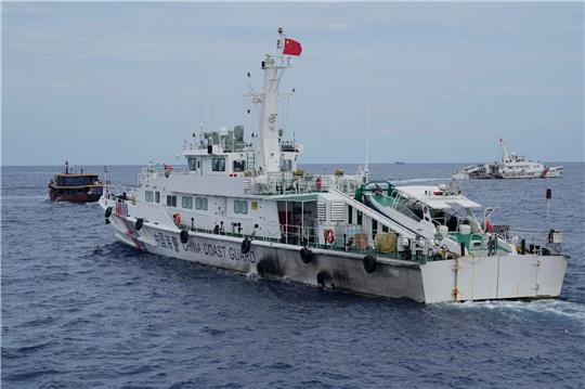 China und die Philippinen haben nicht zum ersten Mal Ärger: Ein Schiff der chinesischen Küstenwache versucht hier im August, einem philippinischen Versorgungsschiff (l) den Weg zu versperren.