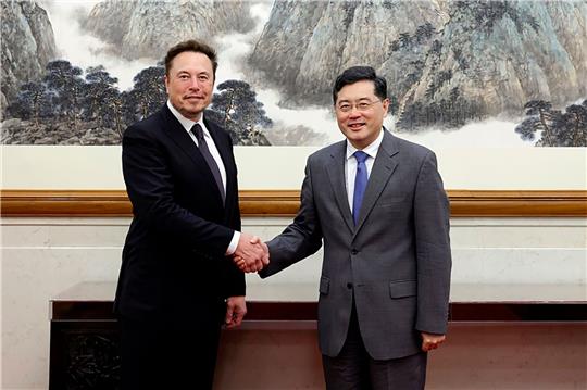 Chinas Außenminister Qin Gang (r) und Tech-Milliardär Elon Musk führten gemeinsame Gespräche.