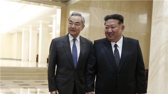 Chinas Außenminister Wang Yi (l) ist erstmals seit sechs Jahren nach Nordkorea reist - und traf dort auf Machthaber Kim Jong Un.