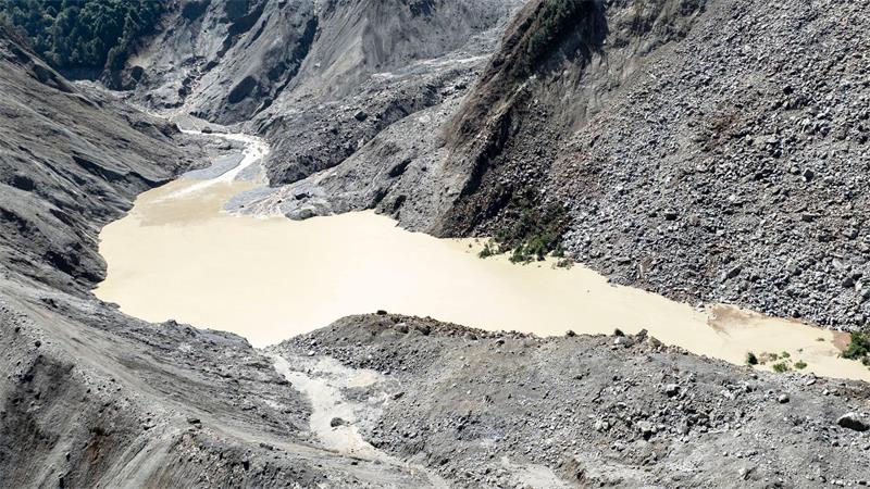 „Ist da jemand?“ - Verzweifelte Suche im Himalaya Chinas Behörden beobachten weiter einen neu angestauten See.