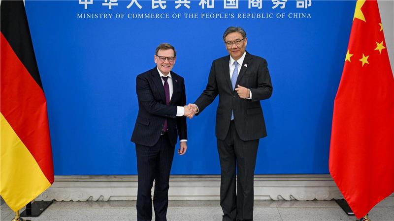 Wadephul in China - Entspannungssignale im Rohstoffstreit Chinas Handelsminister Wang verhandelte auch in den Zollgesprächen mit den USA mit.