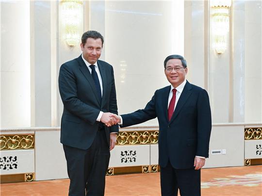 Chinas Ministerpräsident Li Qiang (r) hat den SPD-Bundesvorsitzenden Lars Klingbeil in Peking empfangen.