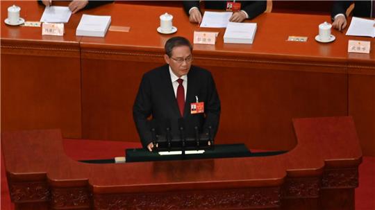 Chinas Ministerpräsident Li Qiang verliest den Arbeitsbericht der Regierung. Das Wachstumsziel ist so niedrig wie seit 1991 nicht mehr. 