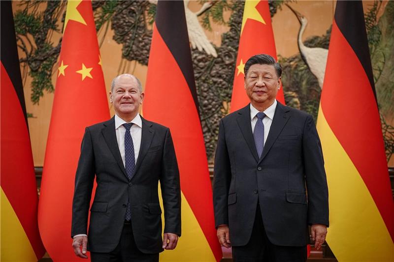 Ukraine-Krieg: Scholz und Xi warnen vor nuklearer Eskalation Chinas Präsident Xi Jinping (r) empfängt Bundeskanzler Olaf Scholz.