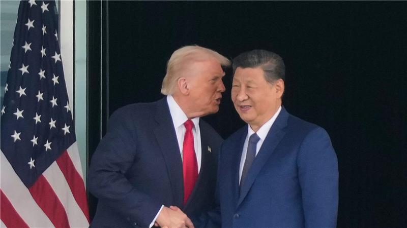Chinas Exporte nach überraschendem Minus deutlich gestiegen Chinas Präsident Xi und US-Präsident Trump hatten in Südkorea ein persönliches Treffen. (Archivbild)