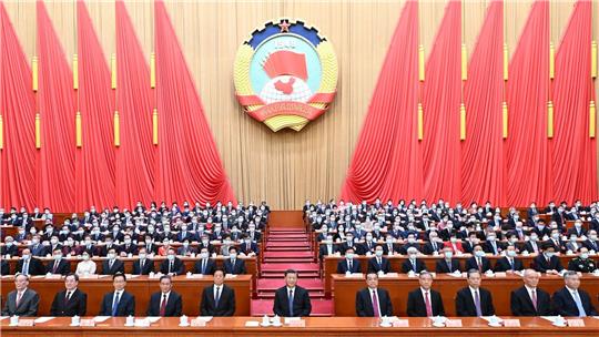 Chinas Staats- und Parteichef Xi Jinping (M) nimmt an der Abschlusssitzung teil.