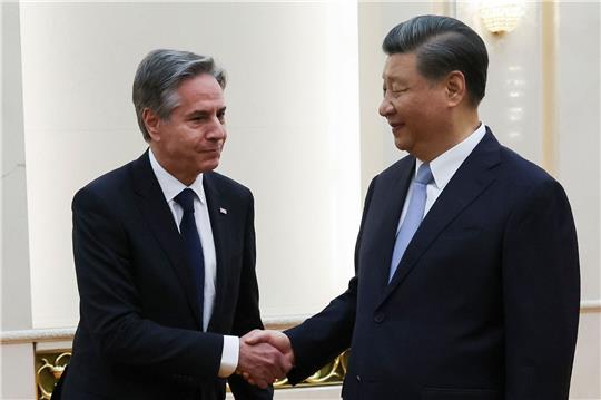 Chinas Staats- und Parteichef Xi Jinping begrüßt US-Außenminister Antony Blinken.